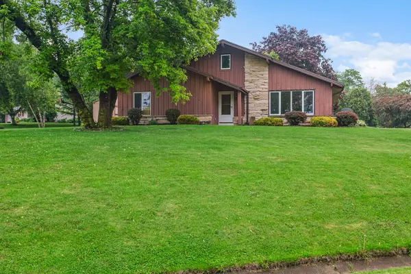 19975 W Bittersweet Ln, New Berlin, WI 53146