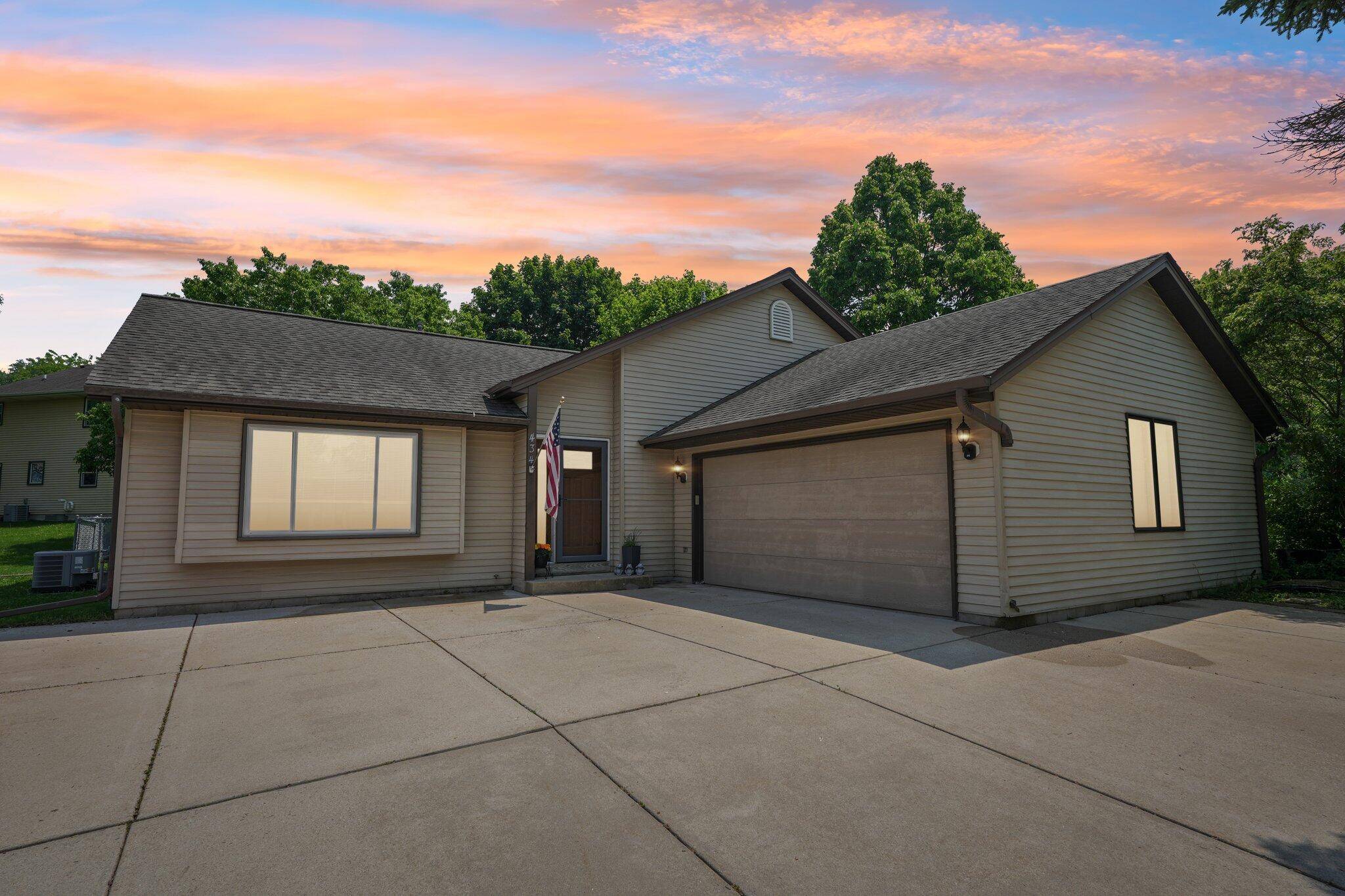 434 Glen View Ct N, Slinger, WI 53086