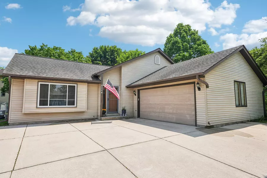 434 Glen View Ct N, Slinger, WI 53086