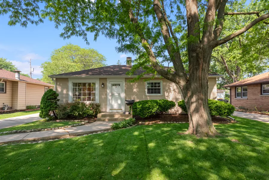 2943 S 102nd St, West Allis, WI 53227