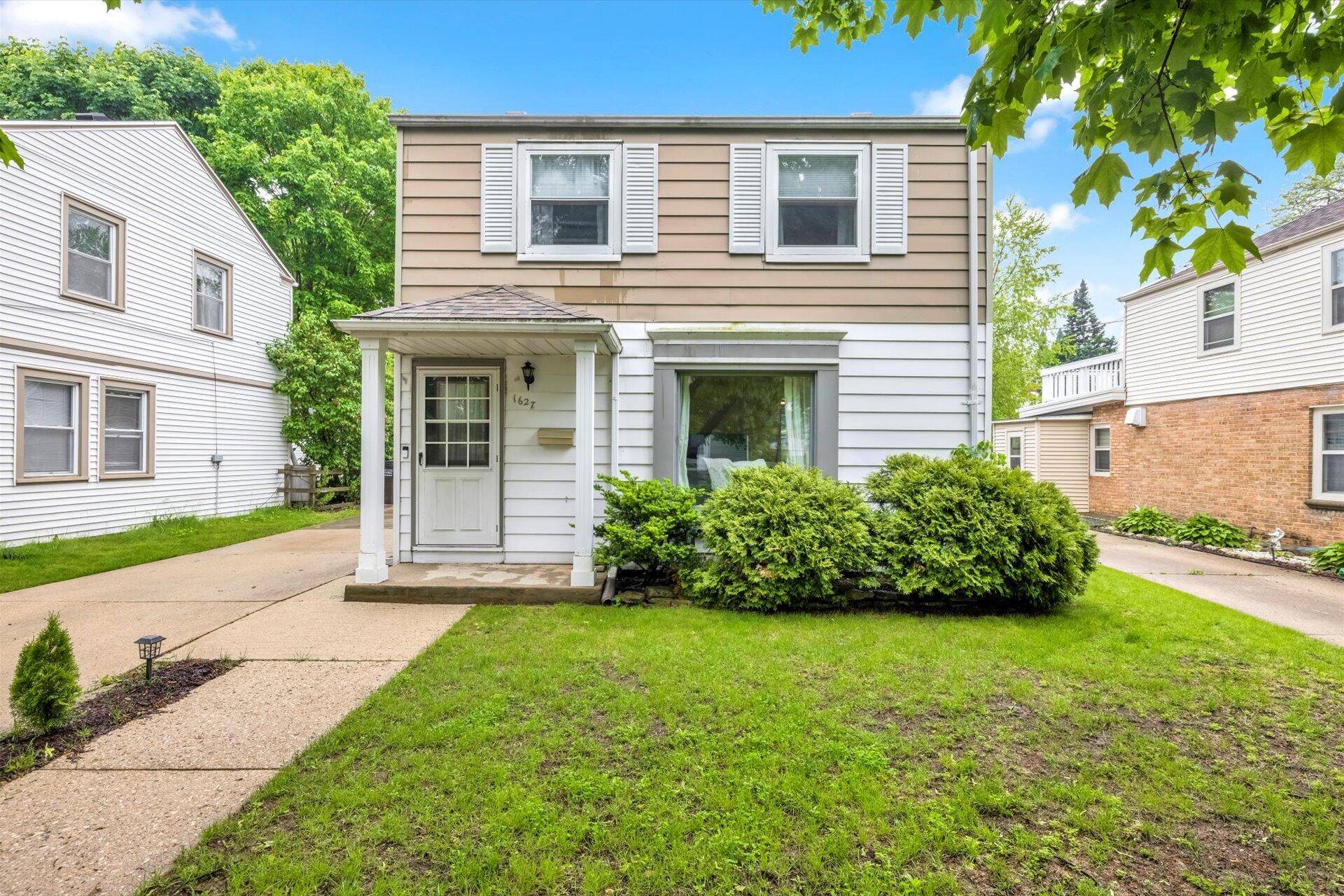 1627 E Eden Pl, Saint Francis, WI 53235