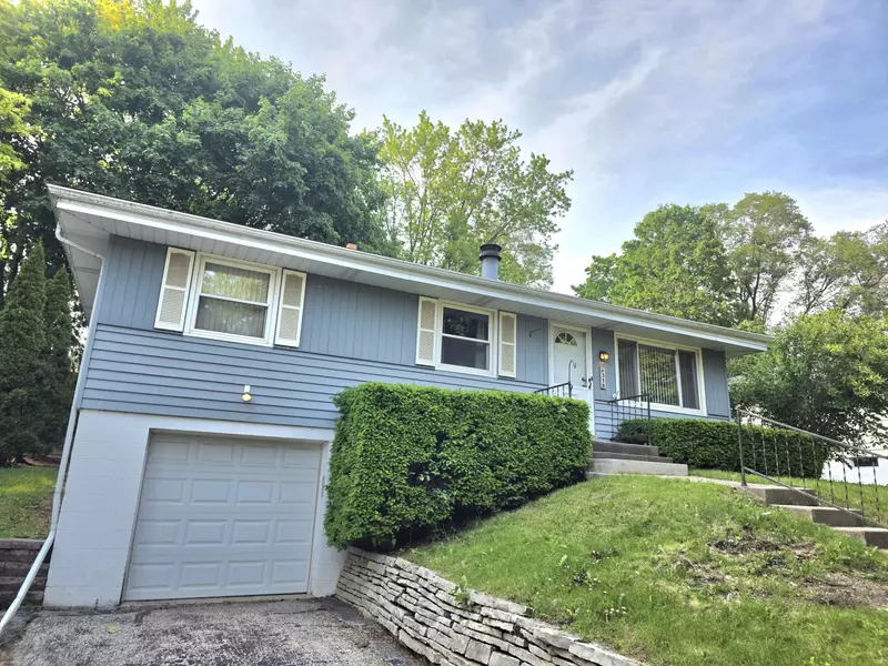 318 Debbie Dr, Waukesha, WI 53189