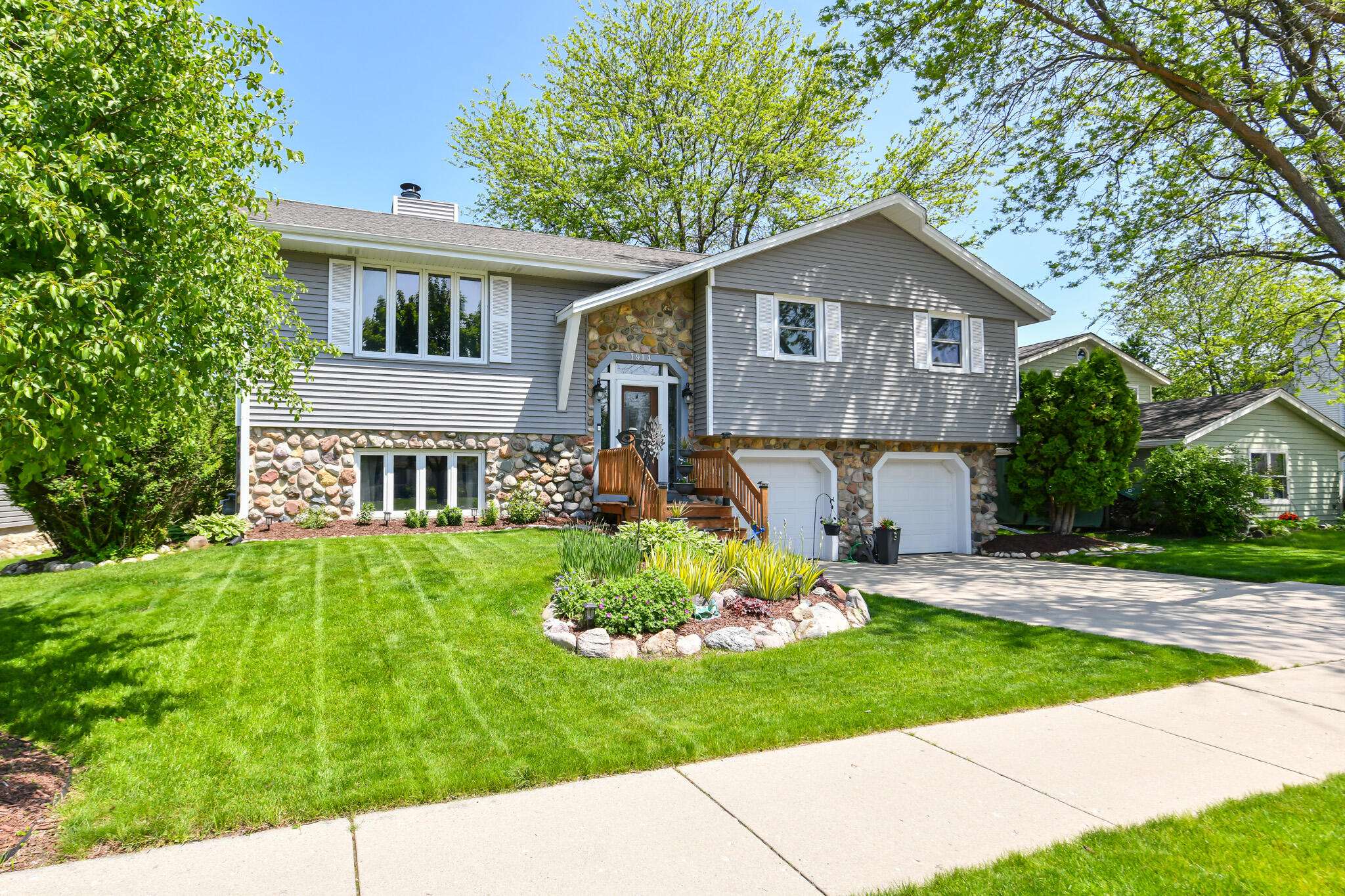1914 Hollow Circle Cir, West Bend, WI 53090