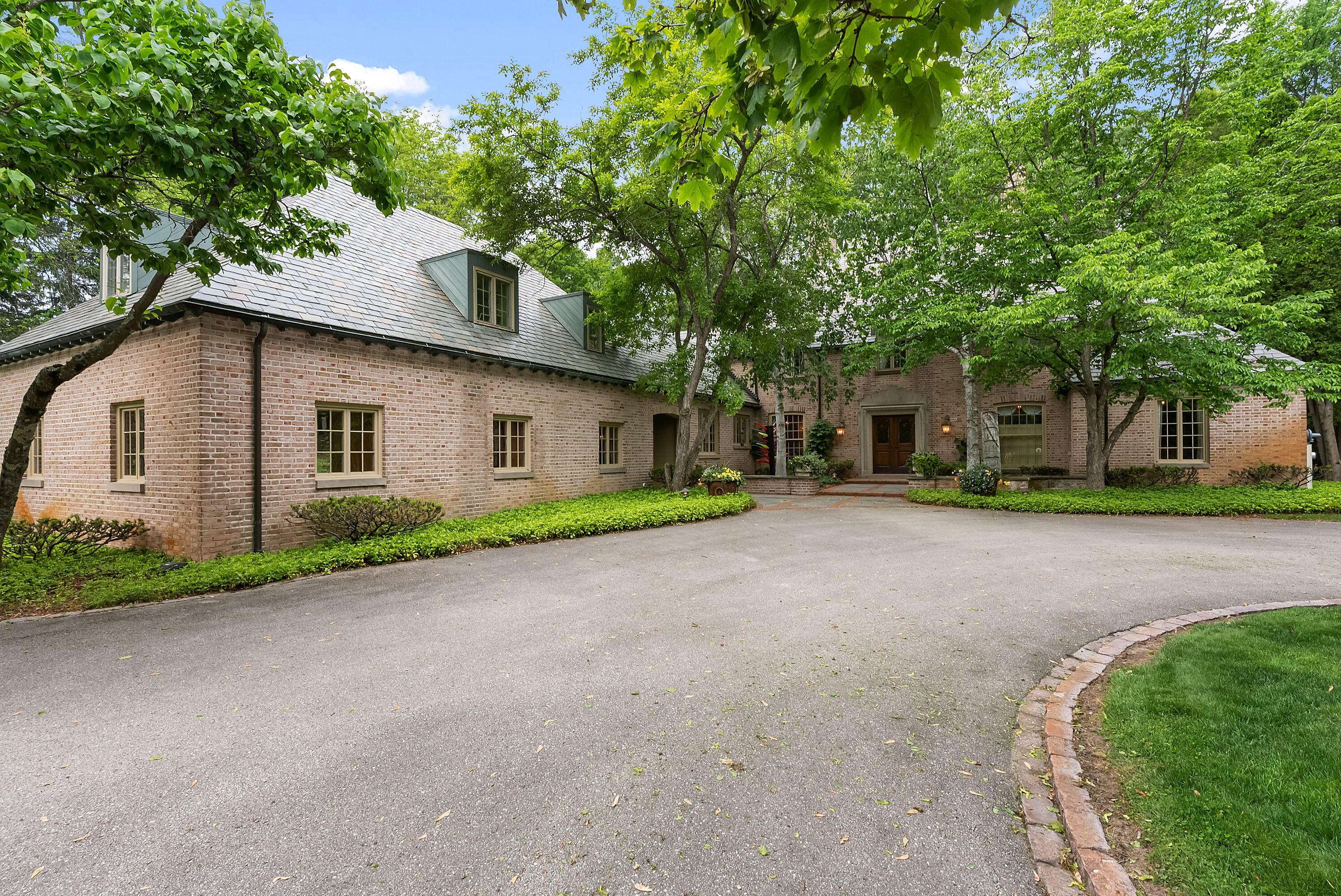 7855 N Pheasant Ln, River Hills, WI 53217