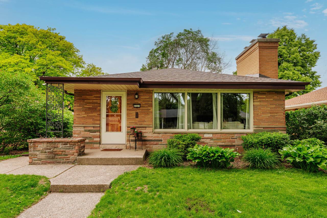 2223 N 107th St, Wauwatosa, WI 53226