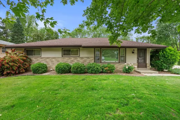 W236N6508 Hillview Dr, Sussex, WI 53089