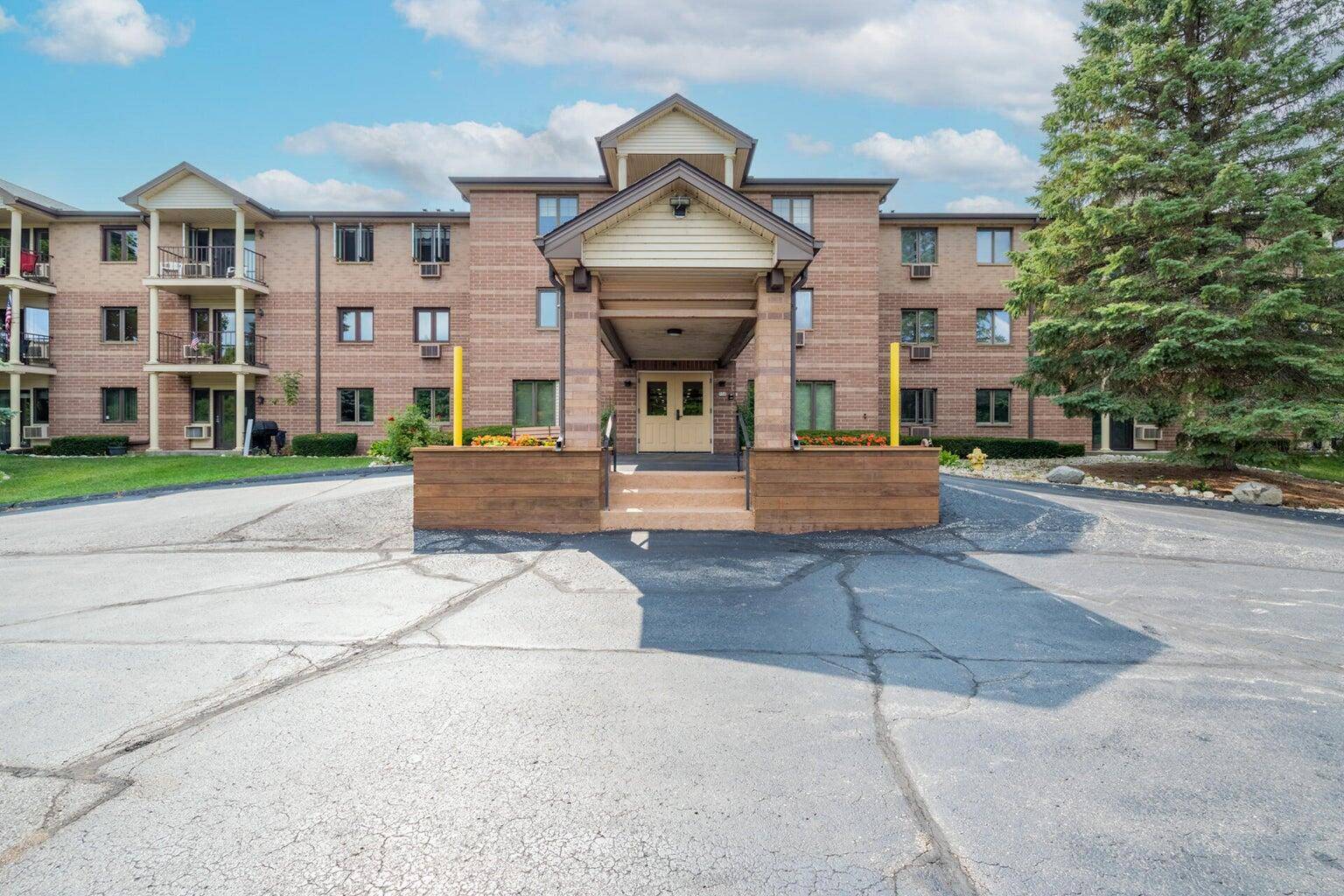 530 N Silverbrook Dr Unit 121, West Bend, WI 53090