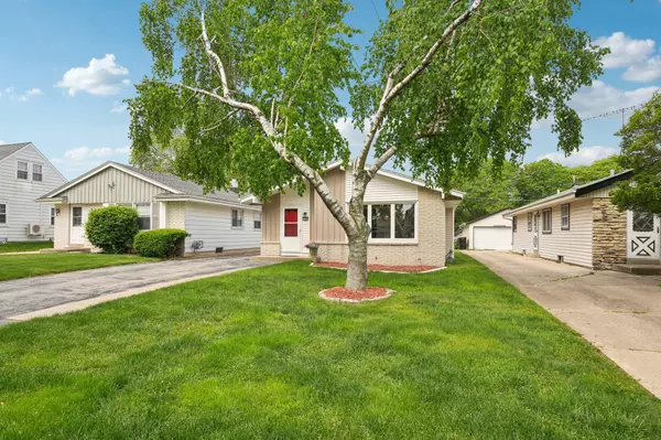 2109 N 113th St, Wauwatosa, WI 53226