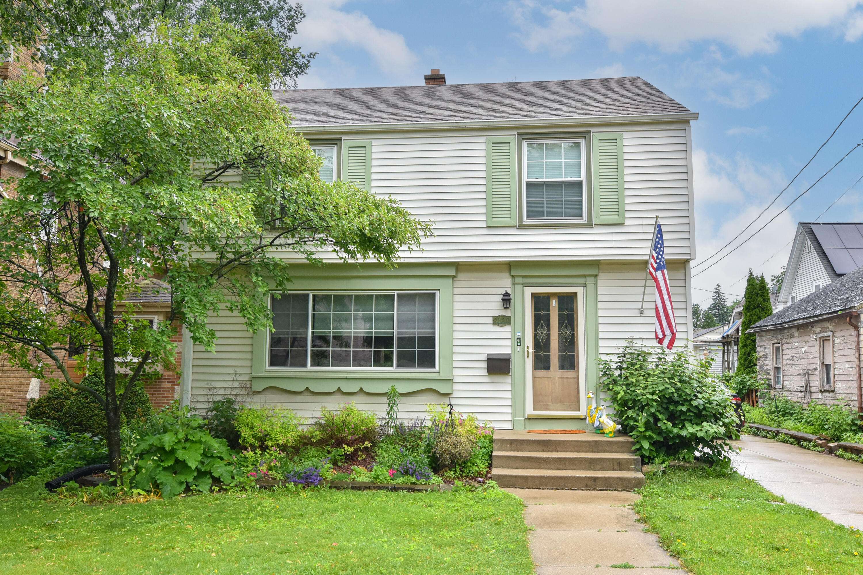 2129 N 86th St, Wauwatosa, WI 53226