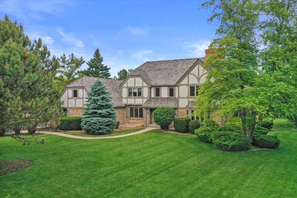 10418 N Haddonstone Pl, Mequon, WI 53092