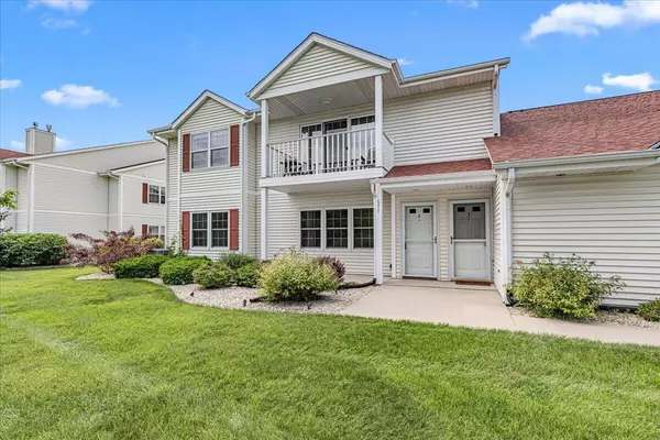 677 Wood River Ct Unit 4, West Bend, WI 53095