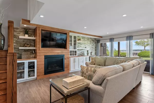 1722 Milwaukee St, Delafield, WI 53018