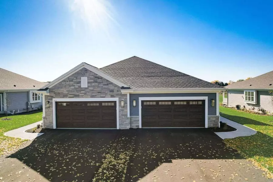 514 Hickory Hollow Rd Unit 0401, Waterford, WI 53185