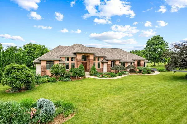 N66W38493 N Woodlake Cir, Oconomowoc, WI 53066