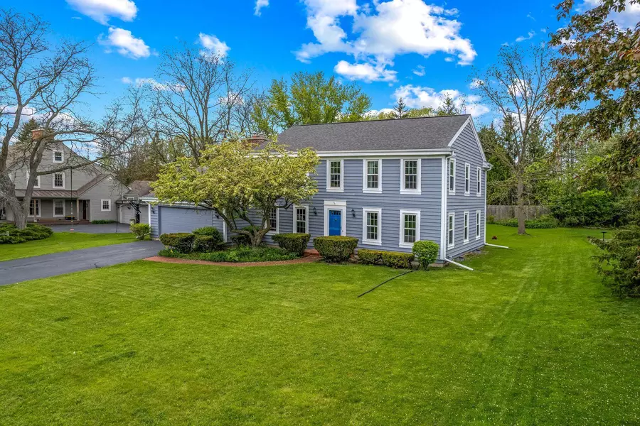 510 Crescent Ln, Thiensville, WI 53092