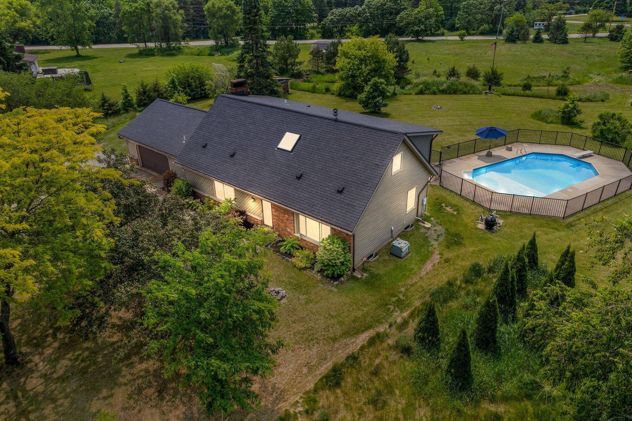 W330S7517 Split Rail Dr, Mukwonago, WI 53149