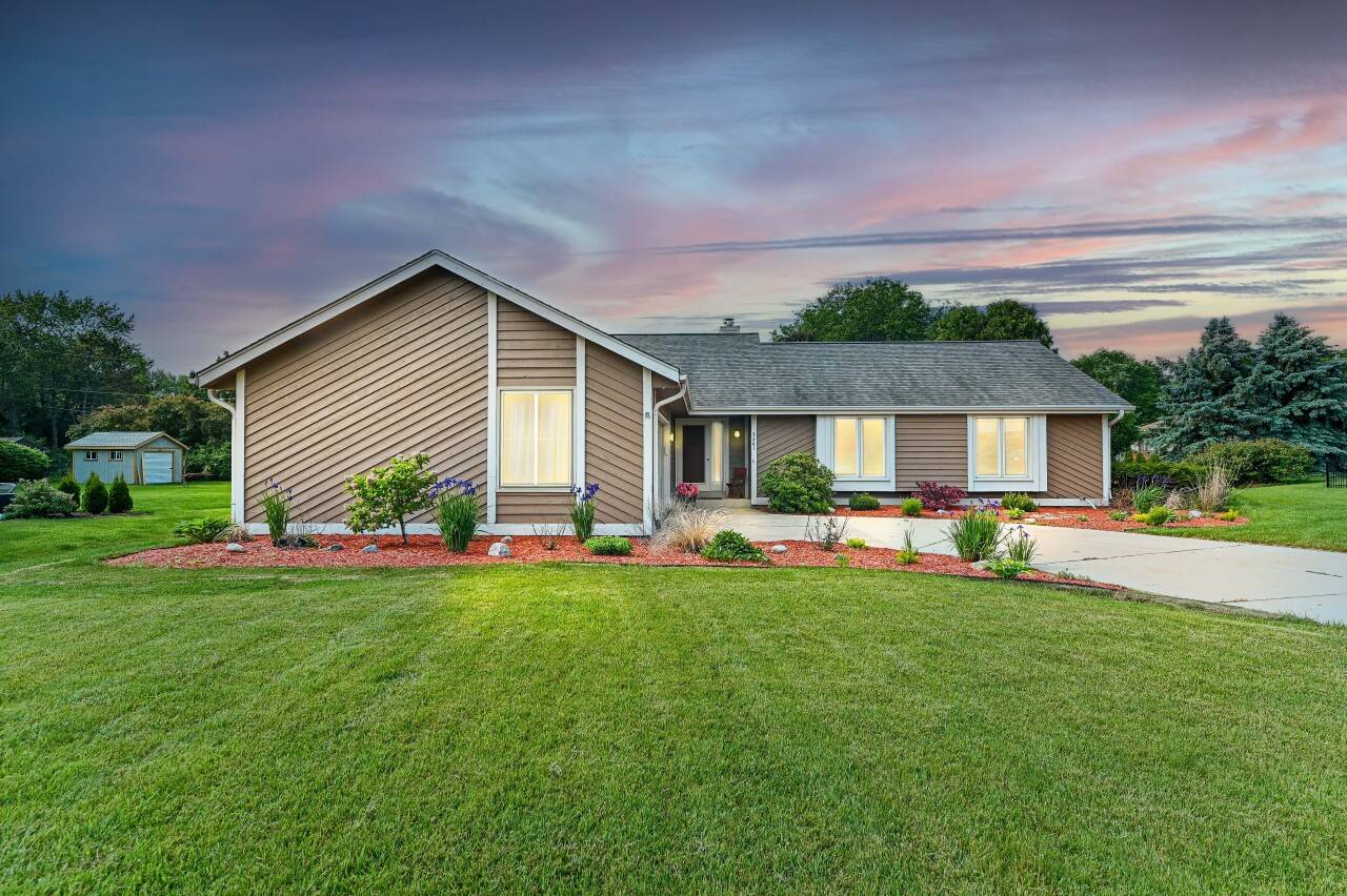 5261 Robinwood Ct, Hales Corners, WI 53130