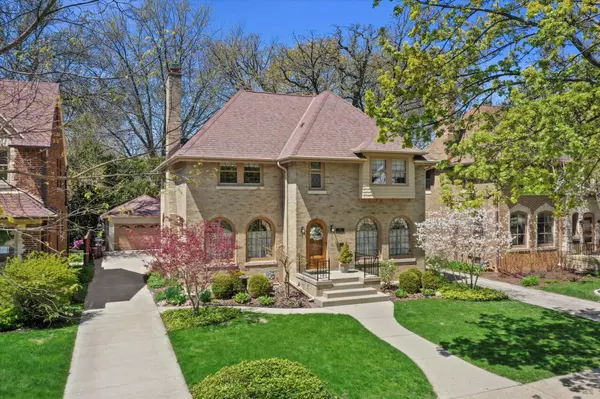 4765 N Woodburn St, Whitefish Bay, WI 53211