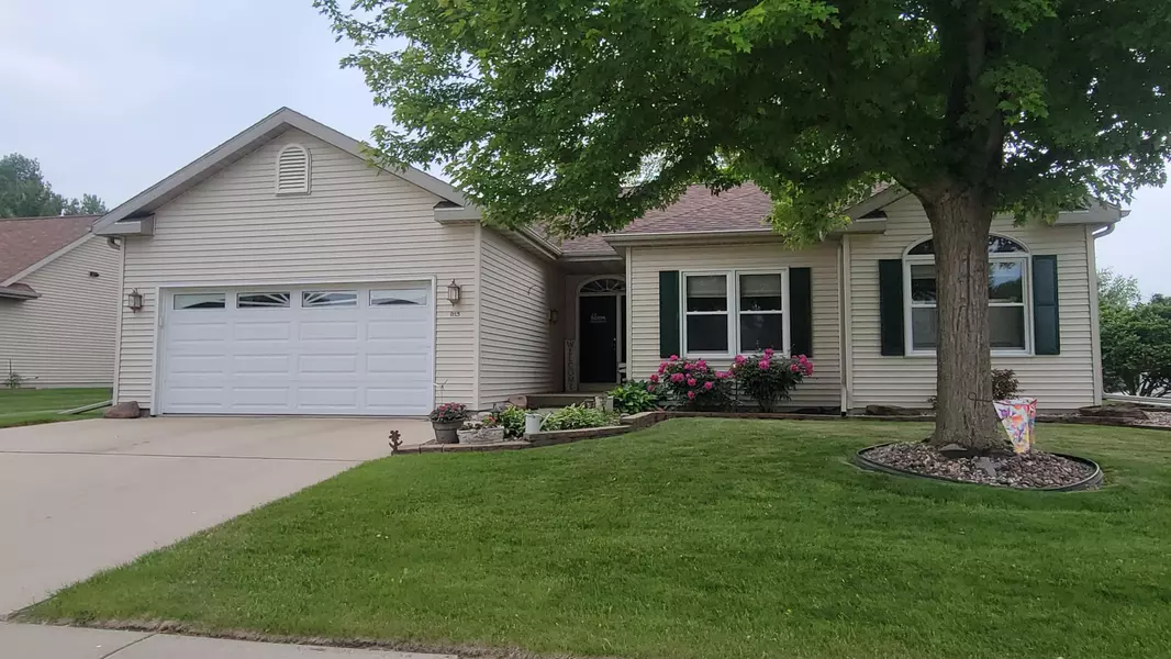 815 Oakwood Ln, Watertown, WI 53094