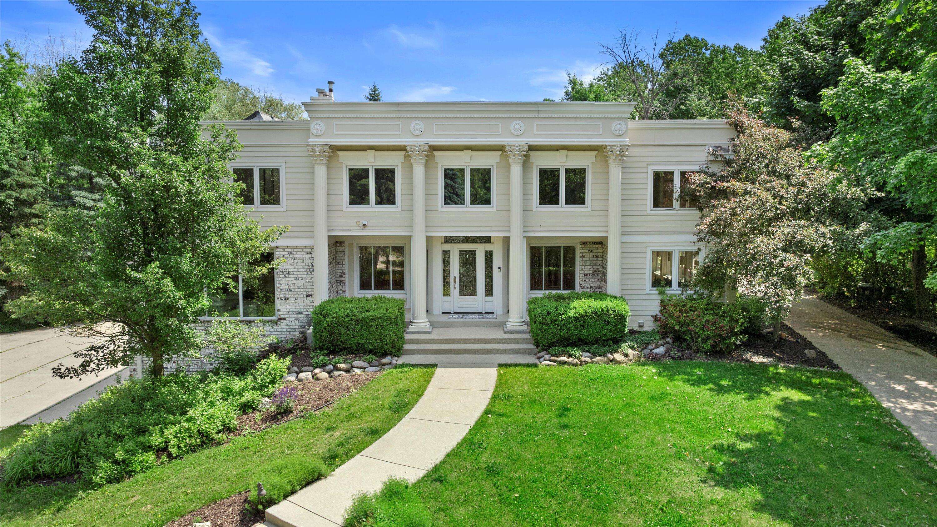 W222N8208 Plainview Pkwy, Lisbon, WI 53089