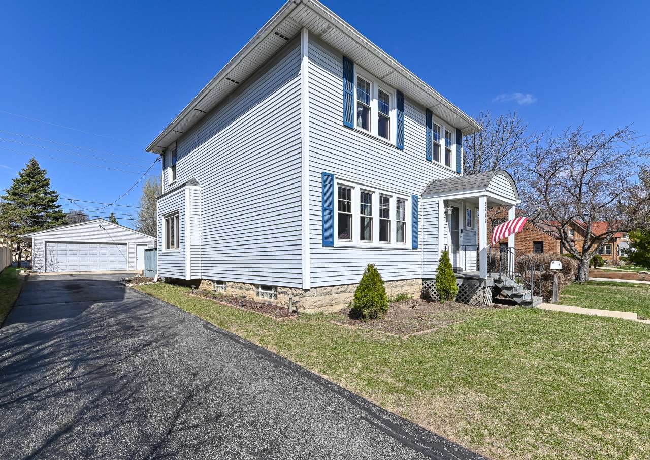 Greenfield, WI 53220,3717 S 56th St
