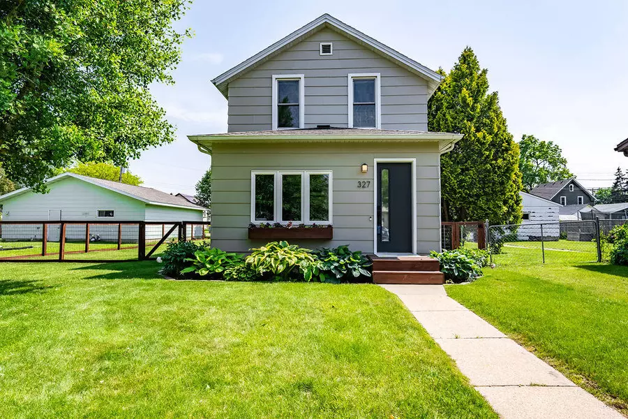 327 2nd St N, La Crescent, MN 55947