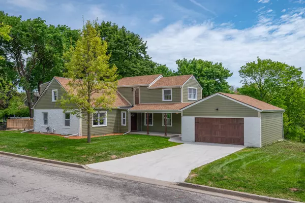 1120 N 124th St, Wauwatosa, WI 53226