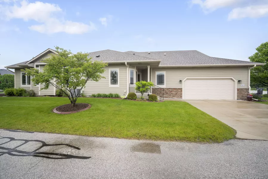 W207N16216 Elliot Dr, Jackson, WI 53037