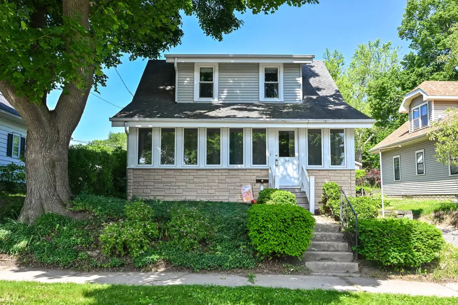 318 Hyde Park Ave, Waukesha, WI 53188