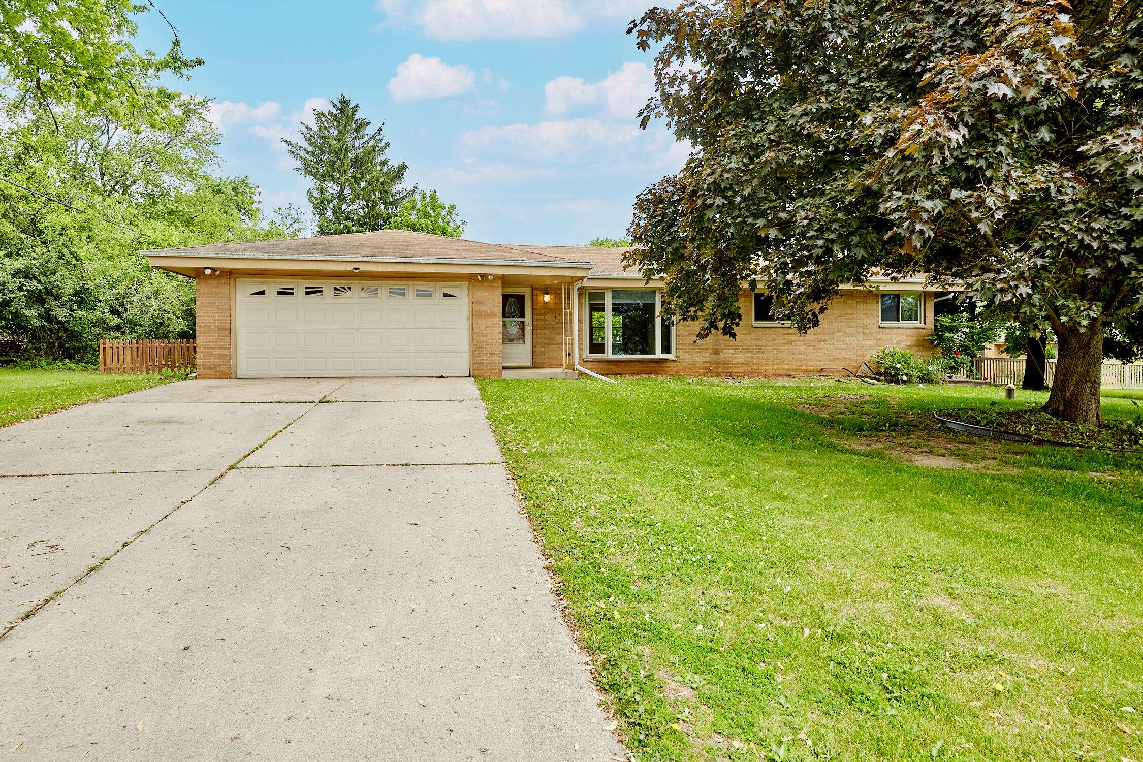15200 High Knoll Ln, Brookfield, WI 53005