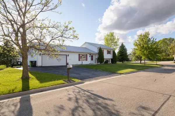 123 Westgate Dr, Iron Ridge, WI 53035