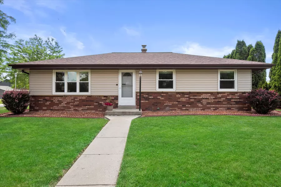525 E Fitzsimmons Rd, Oak Creek, WI 53154