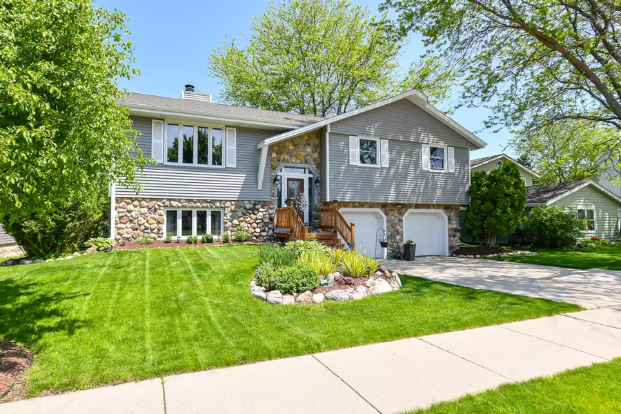 1914 Hollow Cir, West Bend, WI 53090