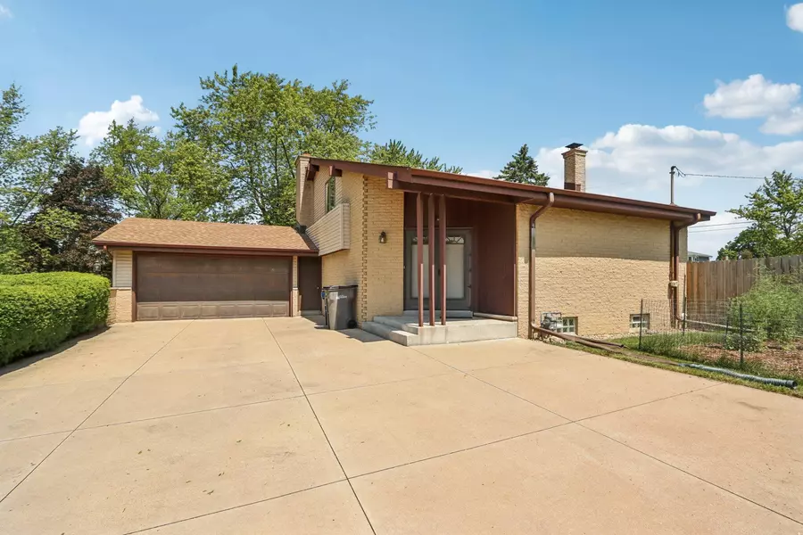 W138S6995 Sherwood Cir, Muskego, WI 53150