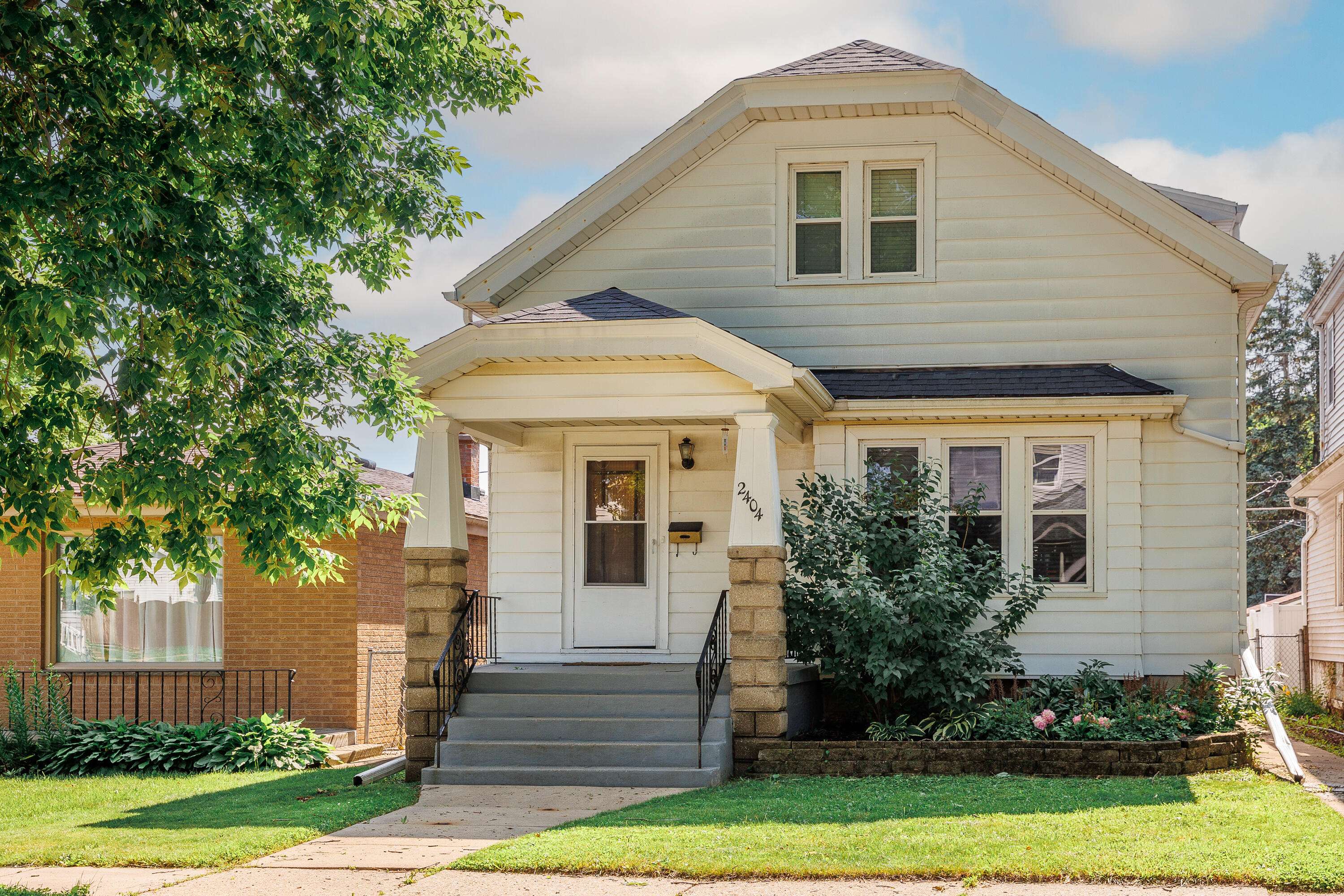 2404 S 62nd St, West Allis, WI 53219