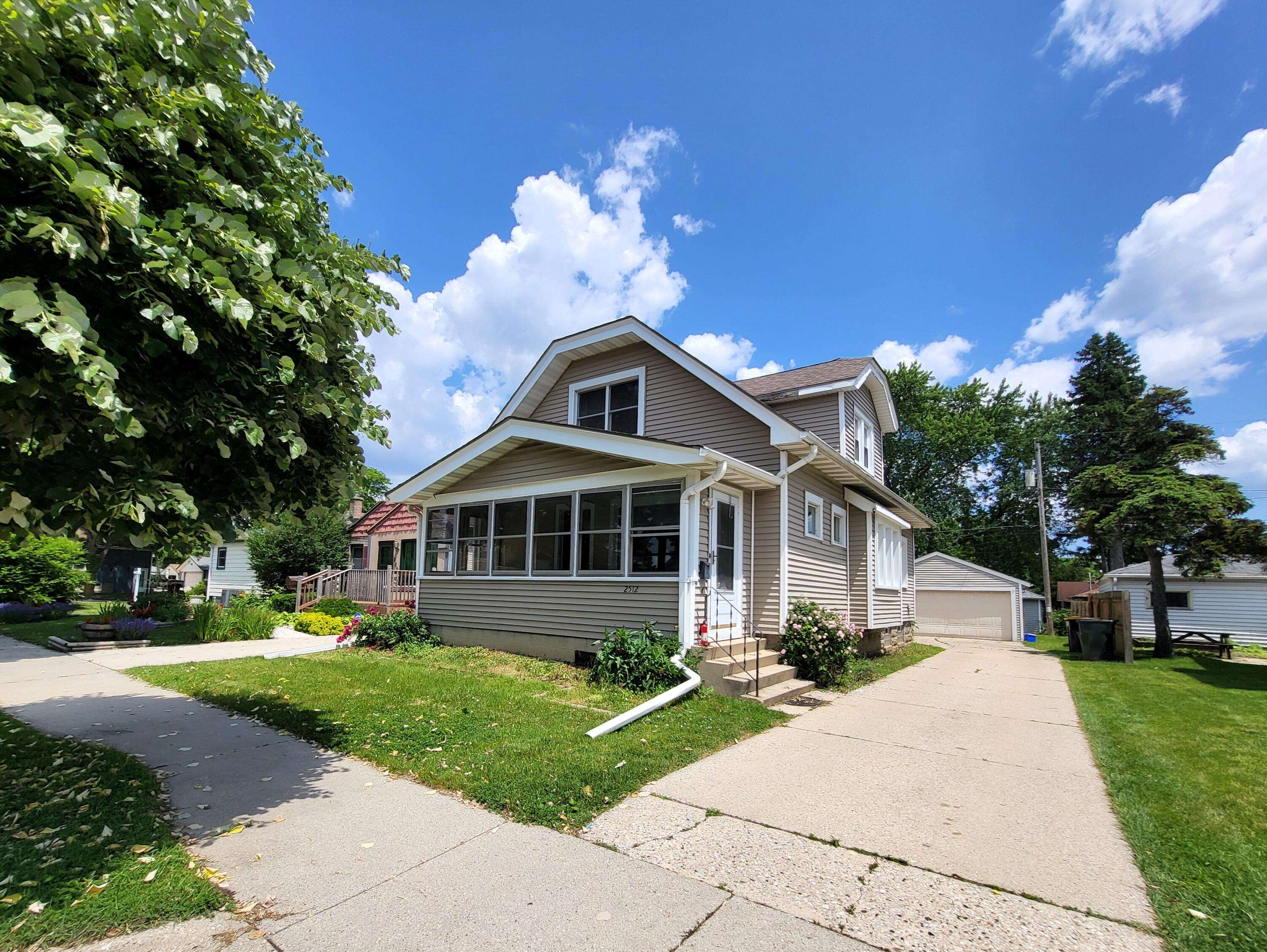 2512 S 84th St, West Allis, WI 53227