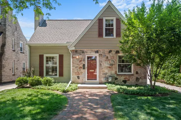 5243 N Kent Ave, Whitefish Bay, WI 53217