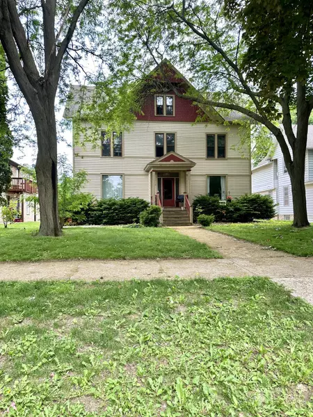 525 Dunbar Ave, Waukesha, WI 53186