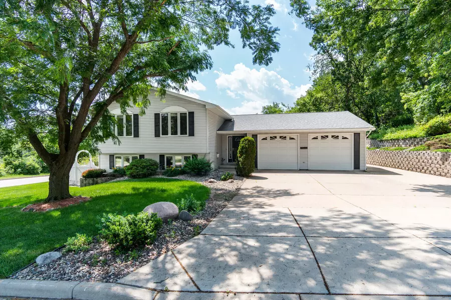 1590 Young Dr E, Onalaska, WI 54650