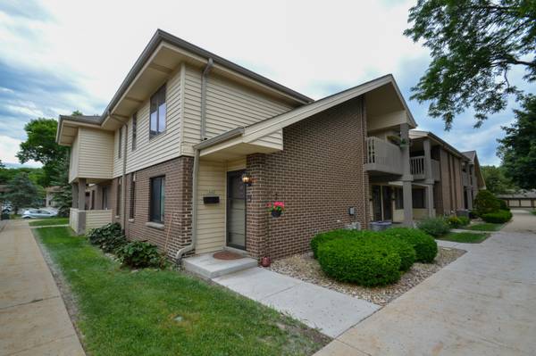 1647 S Carriage Ln Unit 13, New Berlin, WI 53151