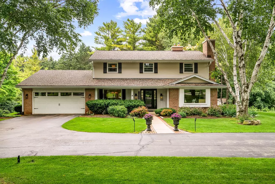 10930 Hidden Valley Dr, Cedarburg, WI 53012