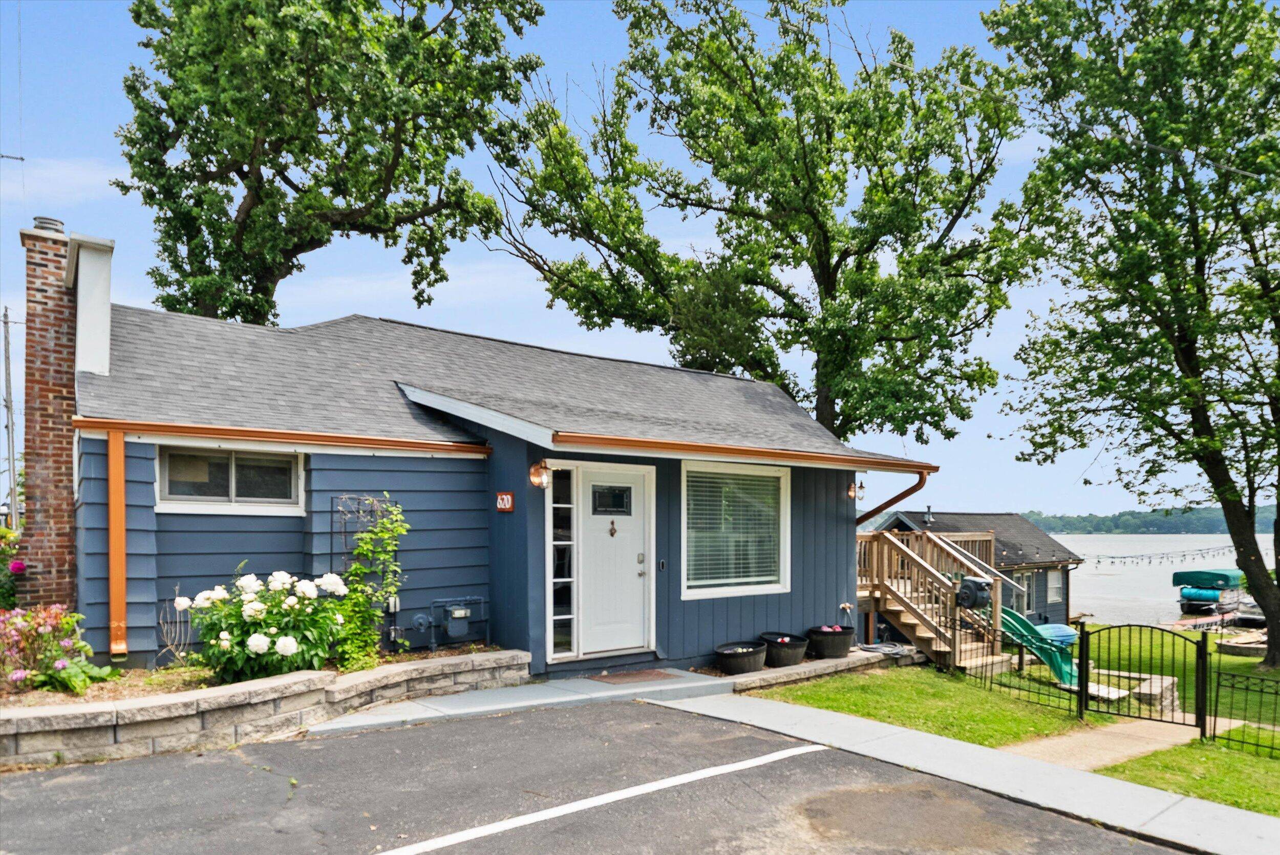 620 Kopmeier Dr, Pewaukee, WI 53072