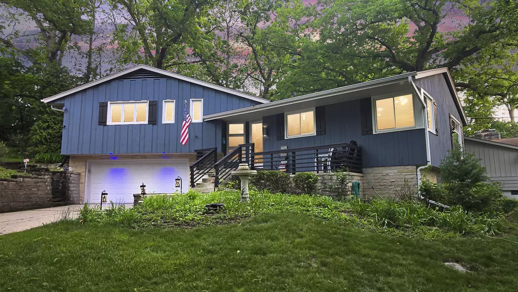 602 Downing Dr, Waukesha, WI 53186