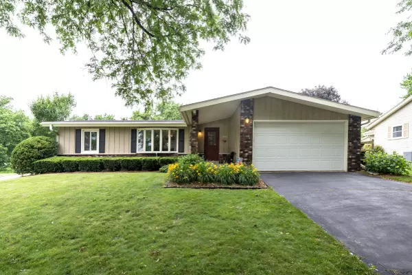1882 Davis Ln, Waukesha, WI 53189
