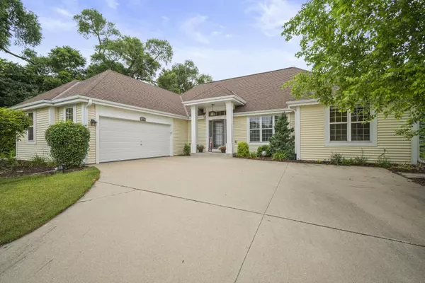 1417 Clearwater Dr, Oconomowoc, WI 53066