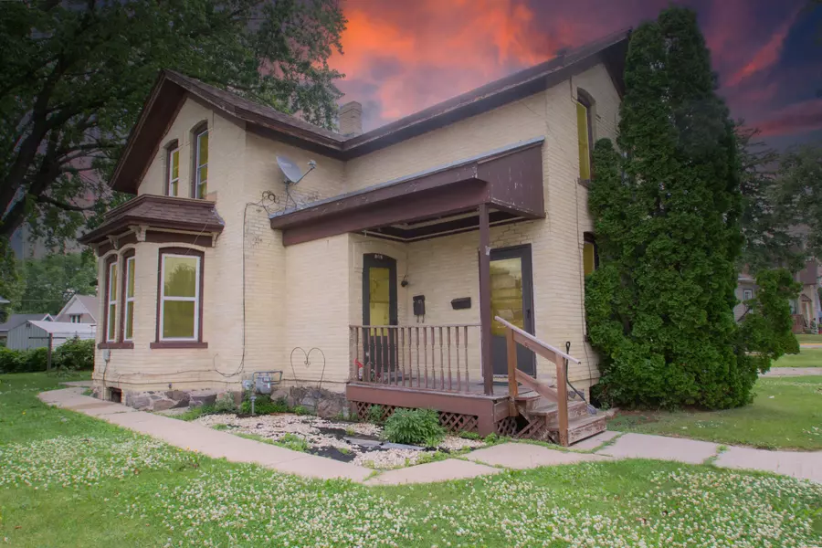 908 E Main St, Watertown, WI 53094