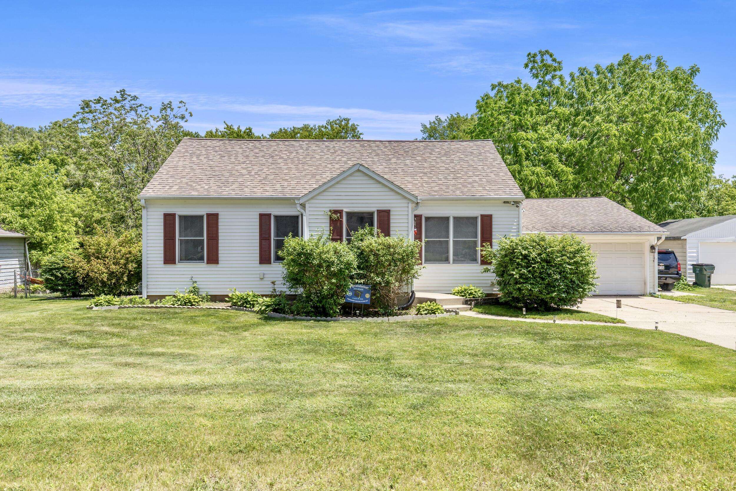 7015 Cliffside Dr, Caledonia, WI 53402