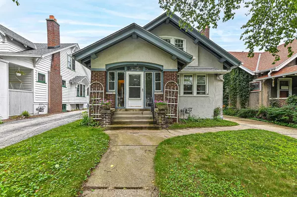 4068 N Prospect Ave, Shorewood, WI 53211