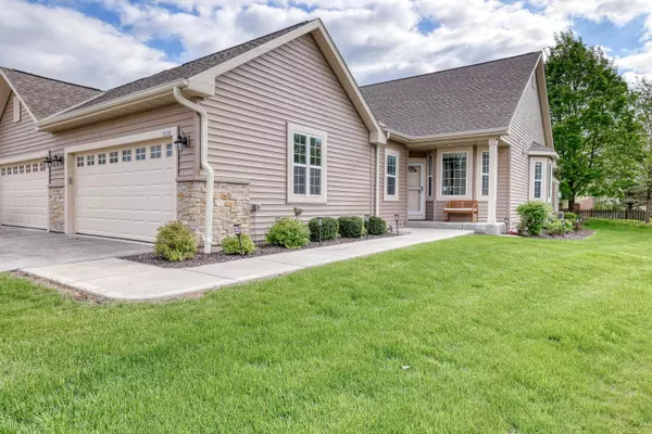 6928 S Weather Edge Cir, Lannon, WI 53046