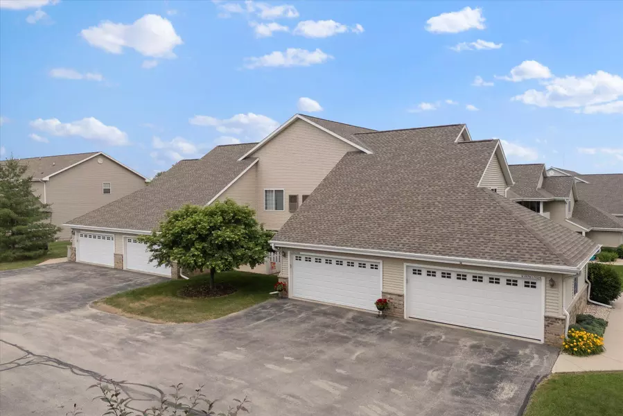 W197N17028 Stonewall Dr, Jackson, WI 53037